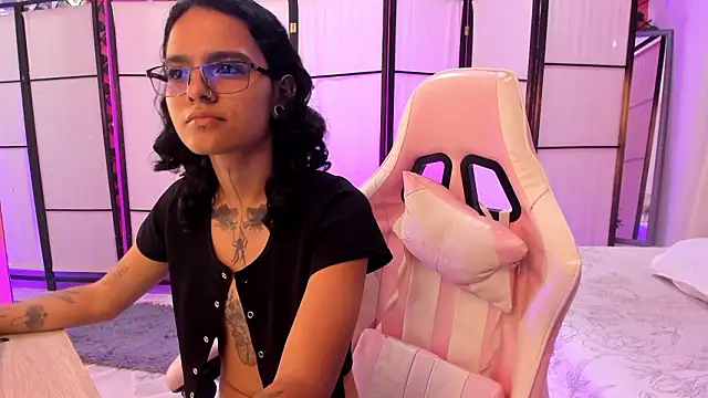 Julianne 7 online show from 4, 3, 2026