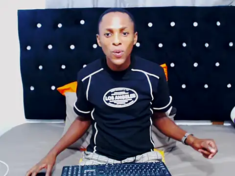 Snapshot of NtandoXx chatting on 6, 4, 2026 NtandoXx online show from 6, 4, 2026