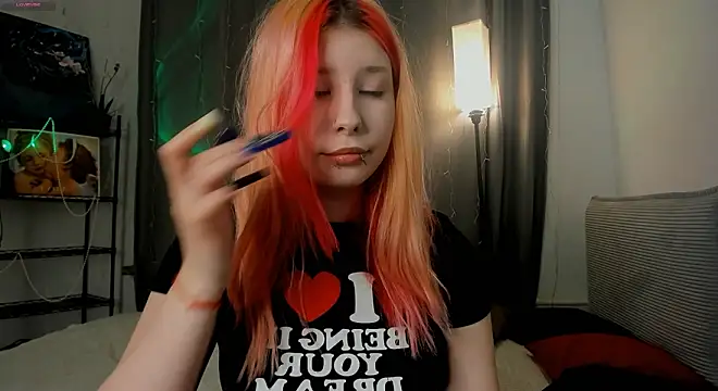 Snapshot of WarmAtEdges chatting on 8, 3, 2026 WarmAtEdges online show from 8, 3, 2026