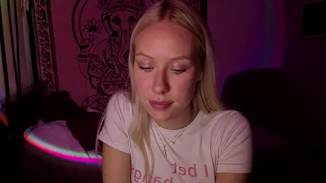 Snapshot of pureeangel chatting on 9, 4, 2026 pureeangel online show from 9, 4, 2026
