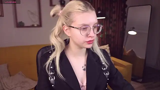 TiffanyPeachi online show from 25, 2, 2026