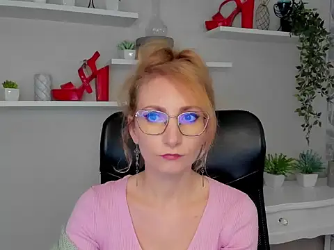 Snapshot of CinderellaMoon chatting on 4, 3, 2026 CinderellaMoon online show from 4, 3, 2026