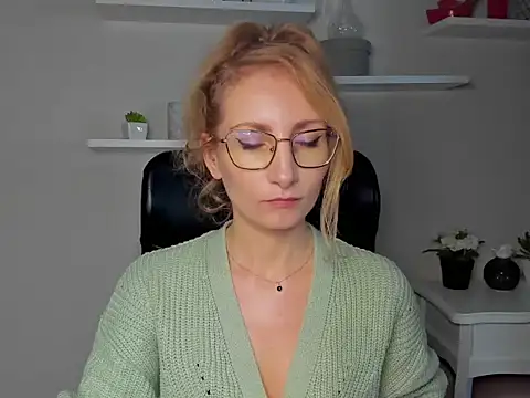 Snapshot of CinderellaMoon chatting on 6, 3, 2026 CinderellaMoon online show from 6, 3, 2026