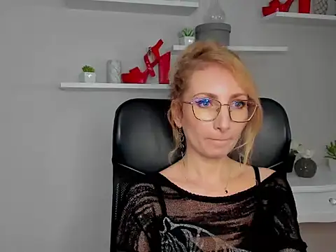 Snapshot of CinderellaMoon chatting on 9, 3, 2026 CinderellaMoon online show from 9, 3, 2026