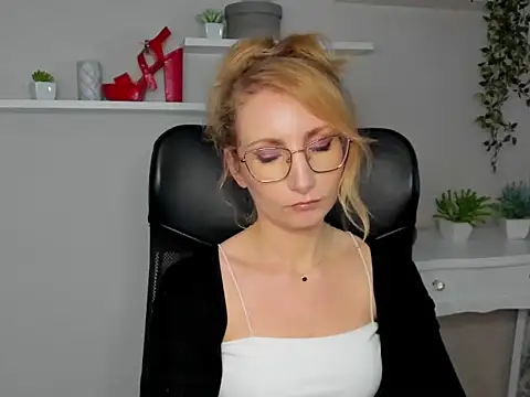 Snapshot of CinderellaMoon chatting on 11, 3, 2026 CinderellaMoon online show from 11, 3, 2026