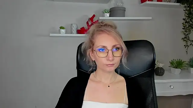 Snapshot of CinderellaMoon chatting on 12, 3, 2026 CinderellaMoon online show from 12, 3, 2026