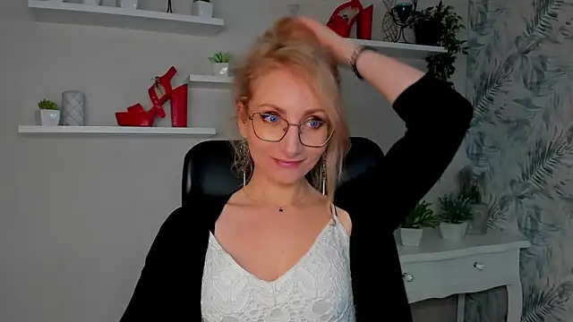 Snapshot of CinderellaMoon chatting on 18, 3, 2026 CinderellaMoon online show from 18, 3, 2026