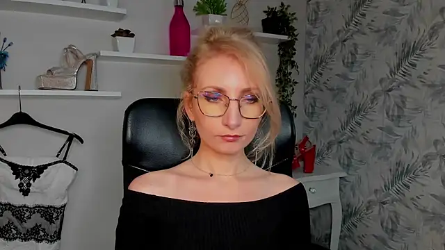 Snapshot of CinderellaMoon chatting on 23, 3, 2026 CinderellaMoon online show from 23, 3, 2026