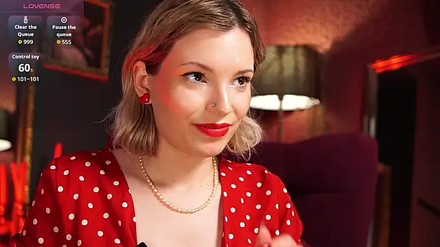 Snapshot of VinylKiss chatting on 8, 3, 2026 VinylKiss online show from 8, 3, 2026