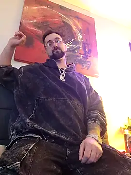Snapshot of LargeLith chatting on 7, 4, 2026 LargeLith online show from 7, 4, 2026