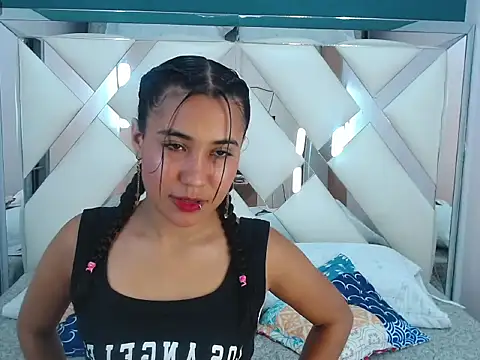 Snapshot of Kate_Hewson chatting on 20, 3, 2026 Kate Hewson online show from 20, 3, 2026