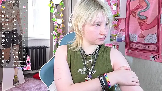 Snapshot of May_leaf chatting on 23, 3, 2026 May leaf online show from 23, 3, 2026