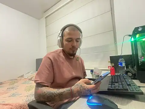 Snapshot of Maximo_Garcia17 chatting on 8, 3, 2026 Maximo Garcia17 online show from 8, 3, 2026