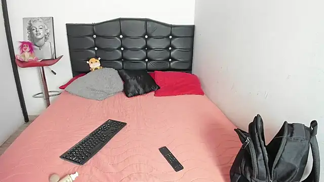 LatinaQueen23 online show from 28, 4, 2026