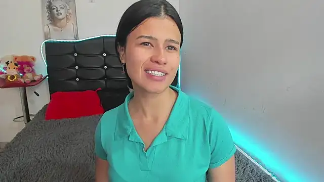 LatinaQueen23 online show from 4, 5, 2026