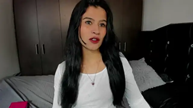 LatinaQueen23 online show from 27, 7, 2026