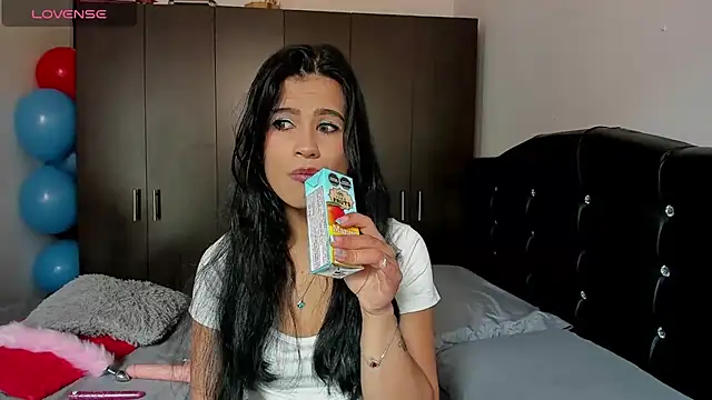 LatinaQueen23 online show from 8, 8, 2026