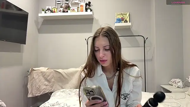 Snapshot of selena_favn chatting on 10, 6, 2026 selena favn online show from 10, 6, 2026