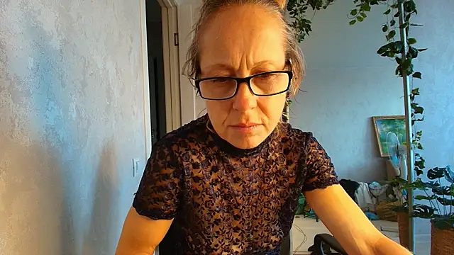 LioraWeiss online show from 5, 8, 2026