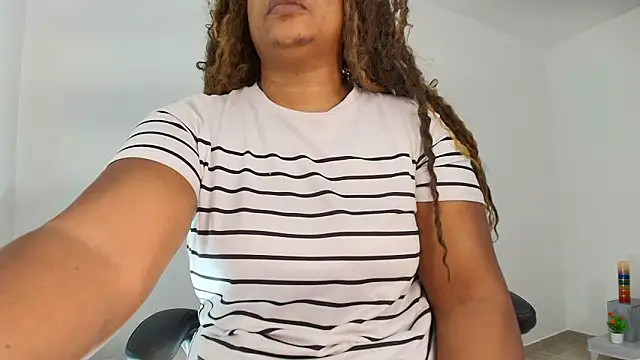 Snapshot of luxy_benet chatting on 3, 3, 2026 luxy benet online show from 3, 3, 2026