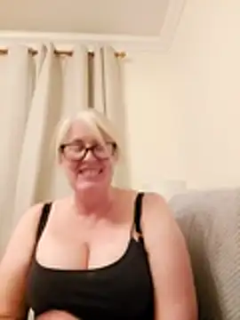 FlirtyFleur-x online show from 15, 4, 2026
