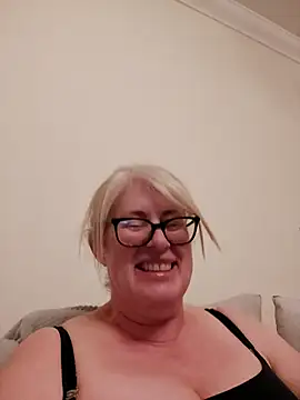 FlirtyFleur-x online show from 18, 4, 2026