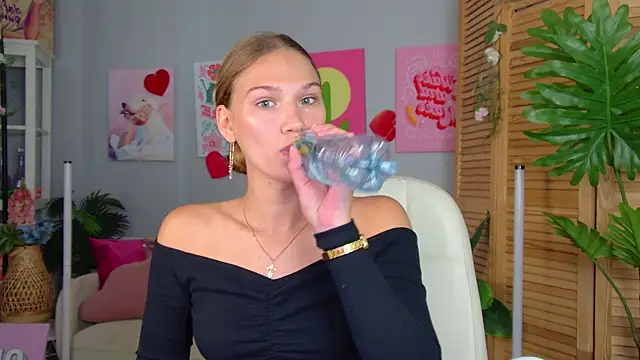 Snapshot of Sweet_Emilya chatting on 13, 7, 2026 Sweet Emilya online show from 13, 7, 2026