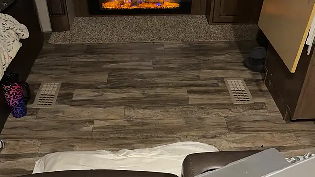 helovesanalbicouple online show from 4, 3, 2026