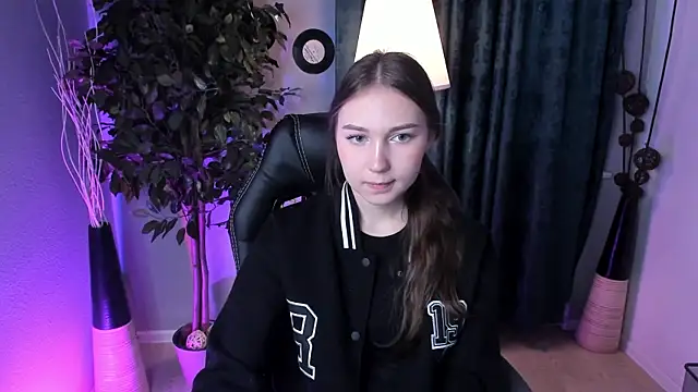 OliviaLang online show from 6, 3, 2026