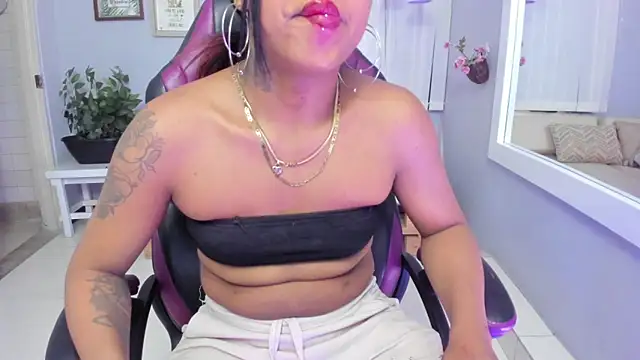 Nahomy Collins  online show from 30, 4, 2026