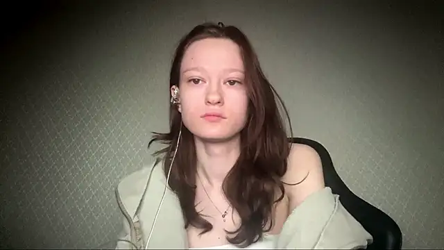 Snapshot of HousedMud chatting on 4, 3, 2026 HousedMud online show from 4, 3, 2026