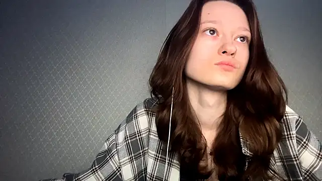 Snapshot of HousedMud chatting on 7, 3, 2026 HousedMud online show from 7, 3, 2026