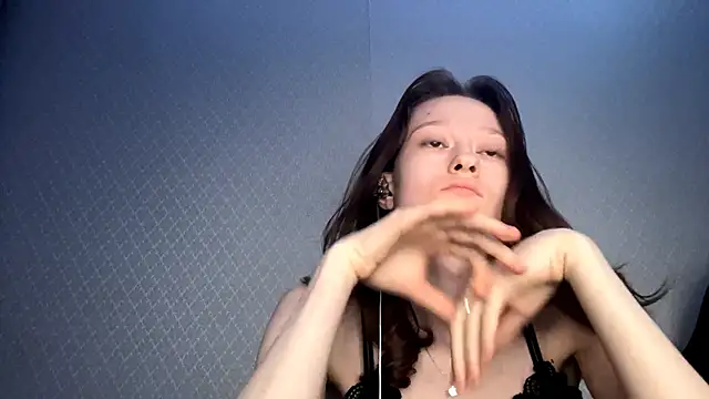 Snapshot of HousedMud chatting on 8, 3, 2026 HousedMud online show from 8, 3, 2026