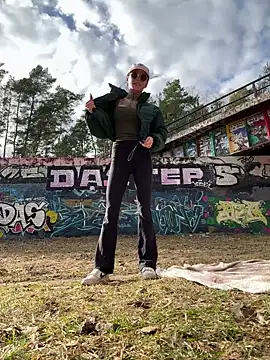 SkinnyLilly online show from 12, 3, 2026