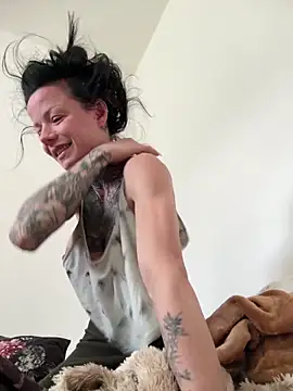 SkinnyLilly online show from 13, 5, 2026