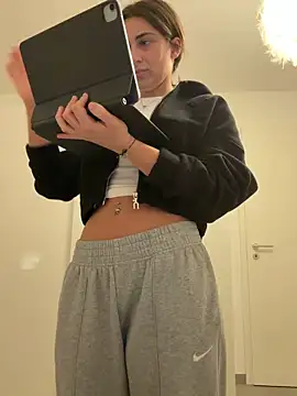 Snapshot of CuteJuliaa chatting on 15, 3, 2026 CuteJuliaa online show from 15, 3, 2026