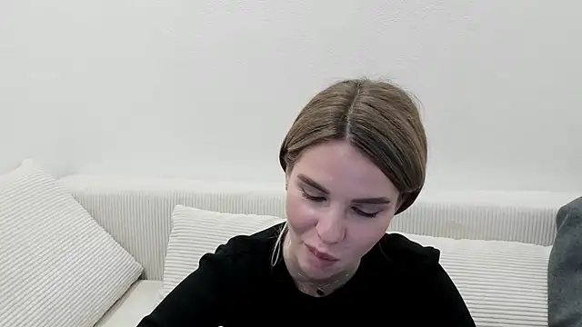 Snapshot of MollyCem chatting on 10, 3, 2026 MollyCem online show from 10, 3, 2026