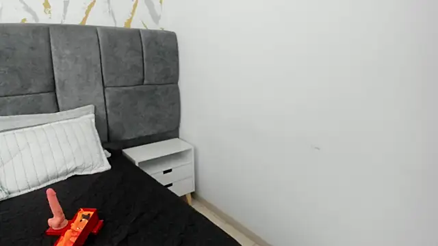 Laura Velle online show from 24, 3, 2026