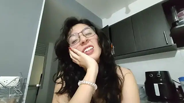 MiiaCullens online show from 4, 8, 2026