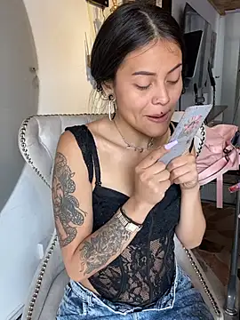 Cloe pink1 online show from 14, 3, 2026