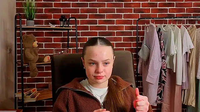 Snapshot of CarollScottt chatting on 7, 4, 2026 CarollScottt online show from 7, 4, 2026