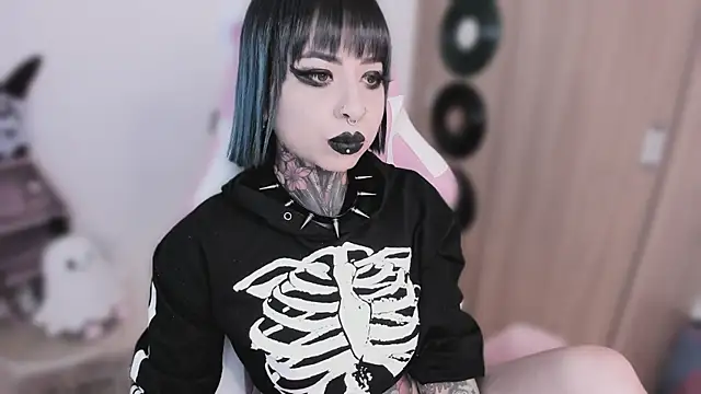 shes creepy online show from 11, 5, 2026