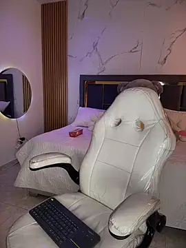 Babyzoee  online show from 9, 4, 2026