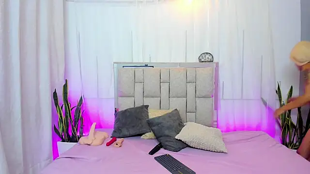 Cherry Scarlet  online show from 22, 5, 2026