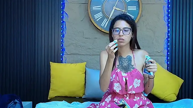 Emily Lopera online show from 17, 6, 2026