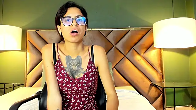 Emily Lopera online show from 20, 6, 2026