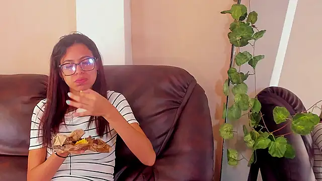 Emily Lopera online show from 22, 6, 2026