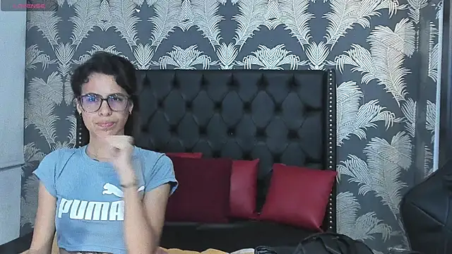 Emily Lopera online show from 28, 6, 2026