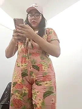 Snapshot of ytzi_opss chatting on 4, 4, 2026 ytzi opss online show from 4, 4, 2026