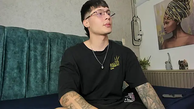 Santii Twink online show from 19, 3, 2026